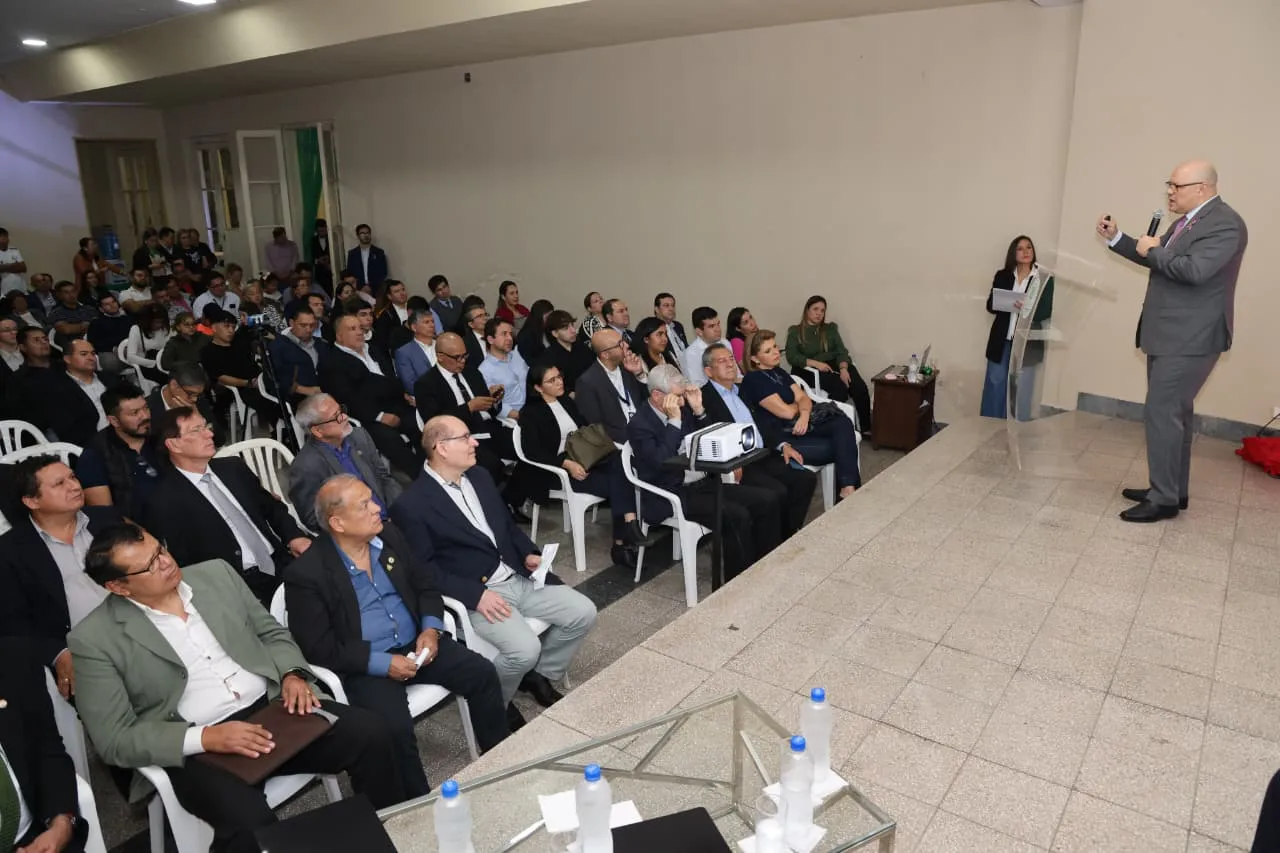 El Econ. Oscar Lovera durante su exposición ante los asistentes