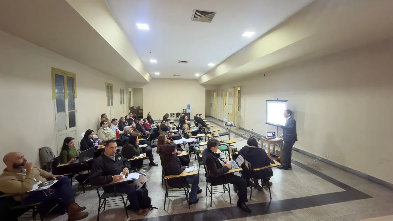 Docente exponiendo ante los inscriptos durante el primer módulo