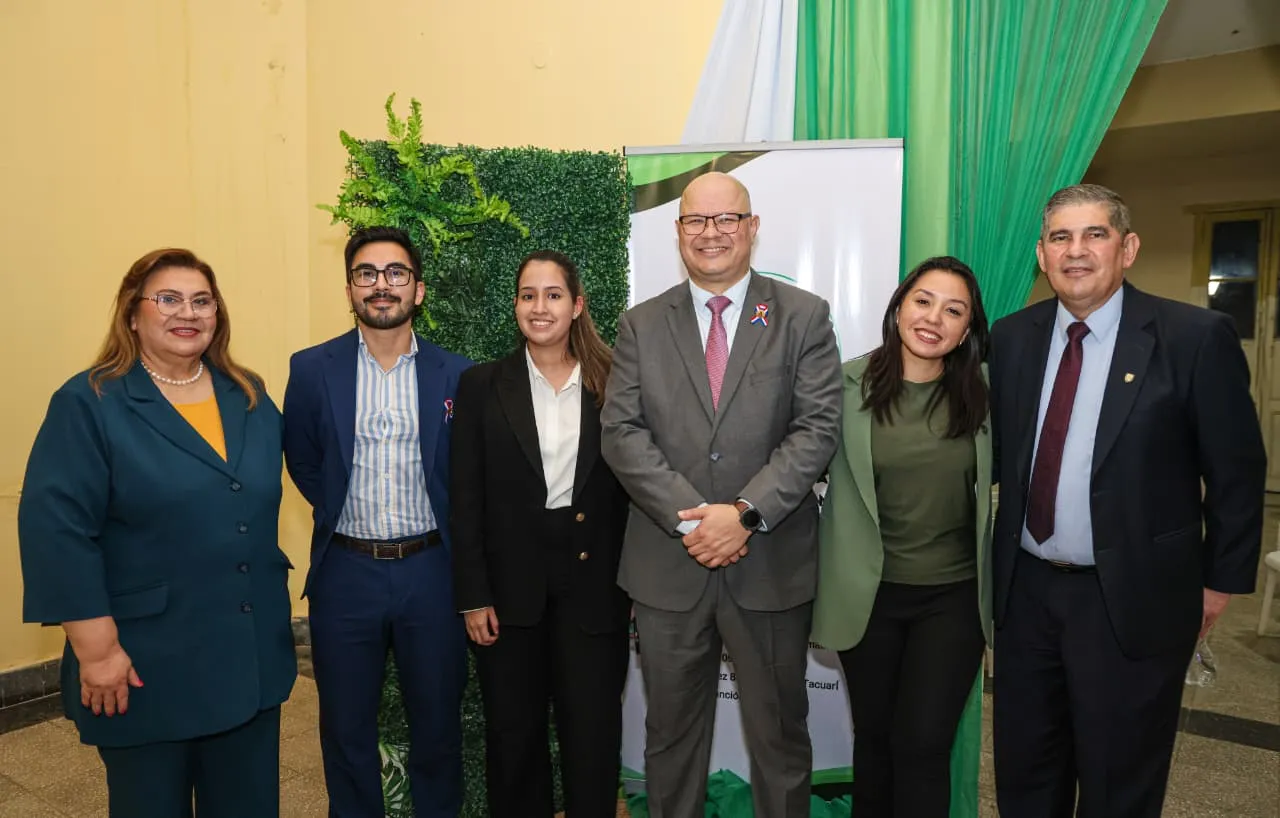 Cierre de la conferencia magistral en la sede del Colegio